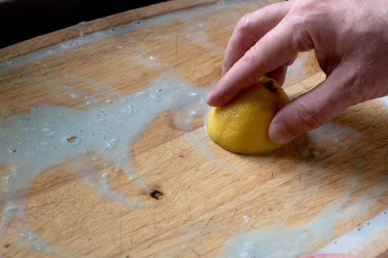 How to Clean a Wooden Cutting Board