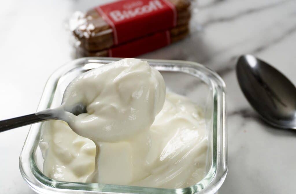 A bowl of white cream.